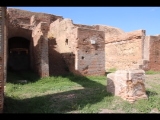 03980 ostia - regio i - insula v-vi - portico est e ovest di pio ix and loggias (i,v,2 - i,vi,1) - cardo maximus - li - hiner dem torbogen - durchgang -  treppe - 1. laden - 09-2022.jpg